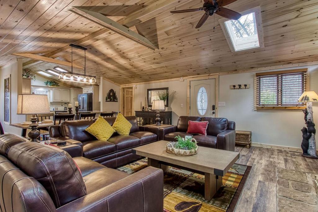 Whispering Winds, Hot Tub, Game Room, Wifi, 1089 Free Tickets Each Paid Day, Dollywood And More 蓋特林堡 外观 照片